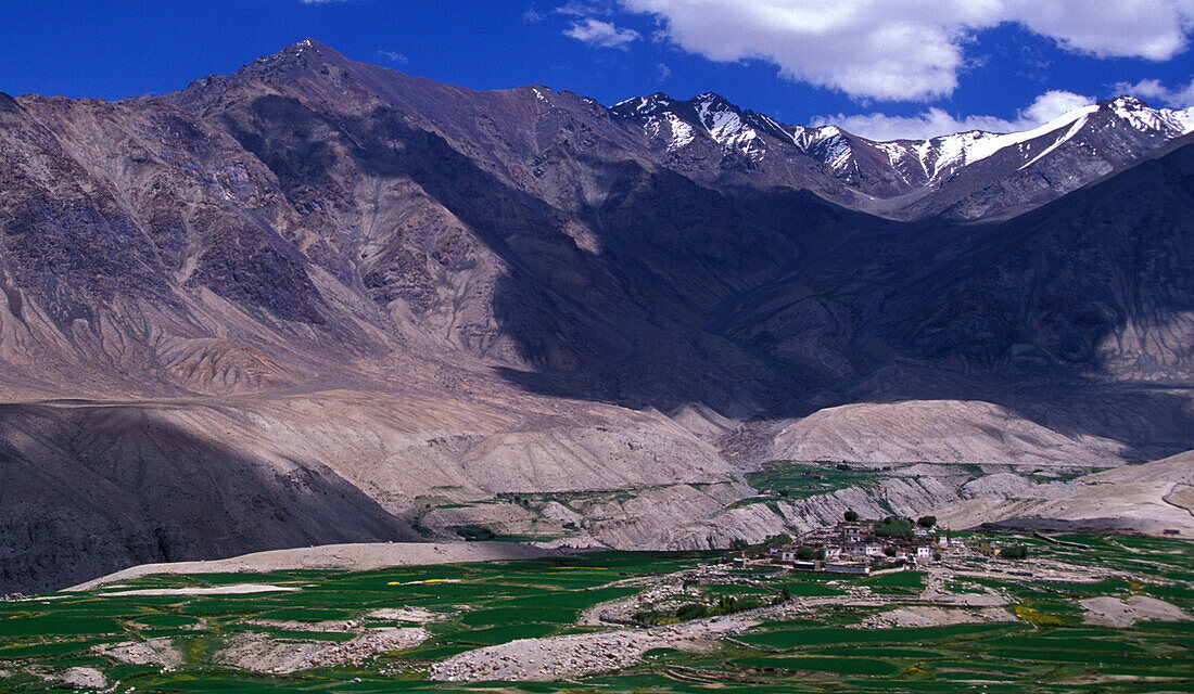 Indien, Ladakh, Distrikt Leh, Lamayuru, Berglandschaft im Himalaya mit buddhistischem Lamayuru-Kloster im Tal