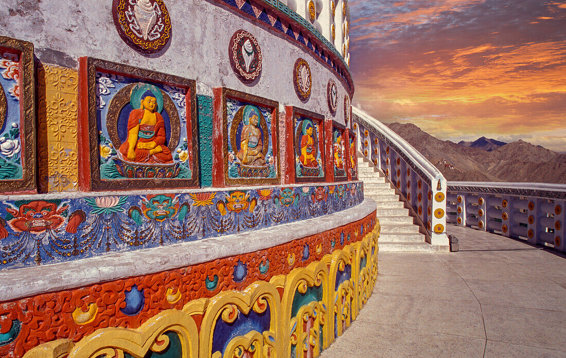 Indien, Ladakh, Distrikt Leh, Lamayuru, Bunt verzierte Stupa buddhistisches Lamayuru-Kloster im Himalaya