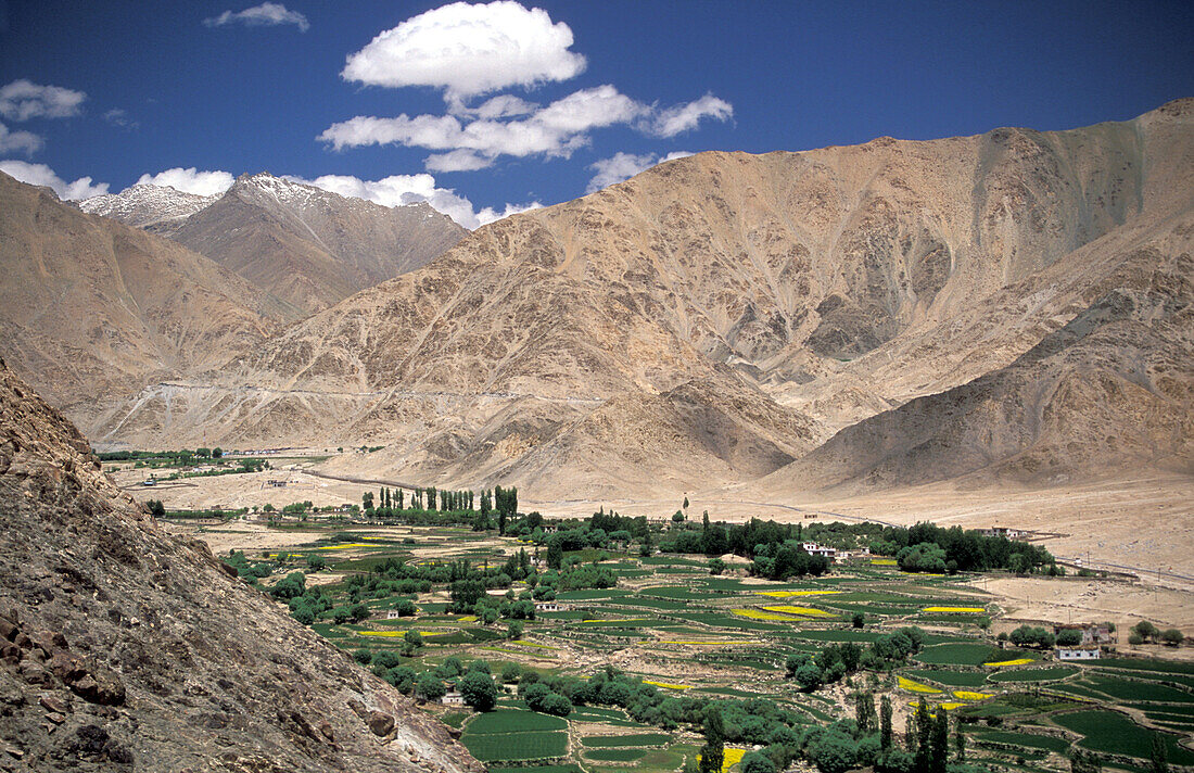 Indien, Ladakh, Distrikt Leh, Nubra-Tal, Berglandschaft im Himalaya vom buddhistischen Lamayuru-Kloster im Tal aus gesehen