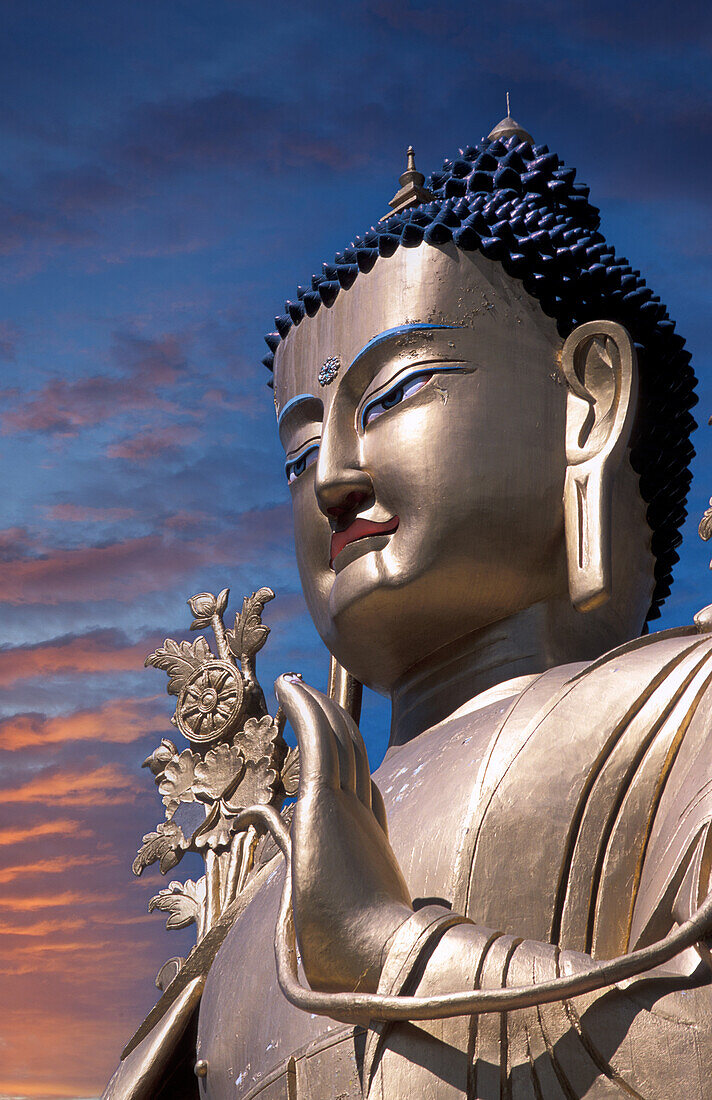 Indien, Ladakh, Distrikt Leh, Lamayuru, Riesige goldene Buddha-Statue im buddhistischen Kloster Lamayuru