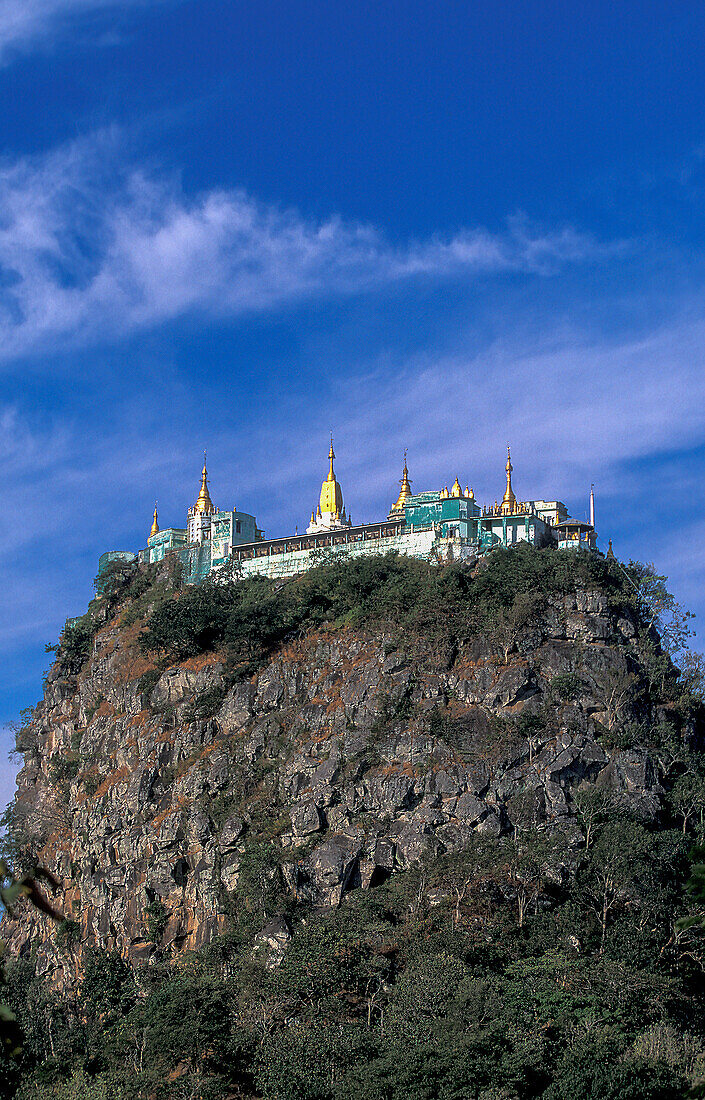 Myanmar, Bagan, Mandalay Division, Buddhistischer Tempel auf dem Gipfel des Mount Popa