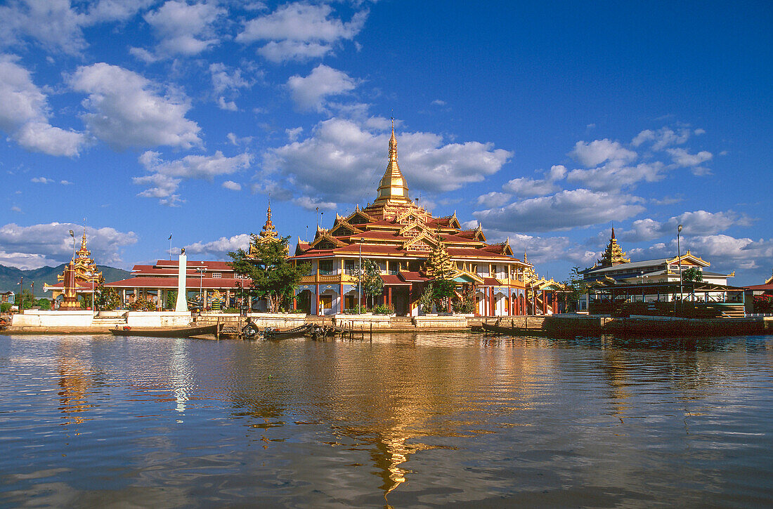 Myanmar, Shan-Staat, Inle-See, Buddhistischer Tempel mit Spiegelung im See