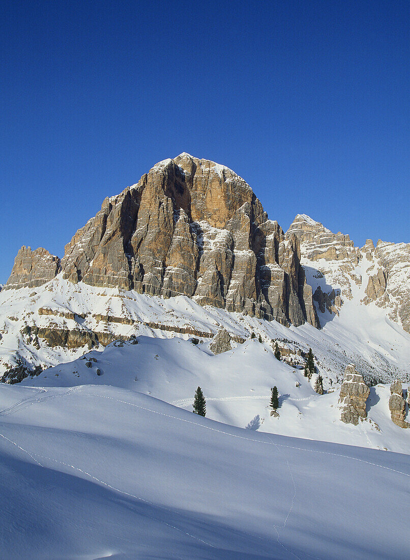 Italien, Venetien, Cortina D'Ampezzo, Verschneite Hänge in den Dolomiten