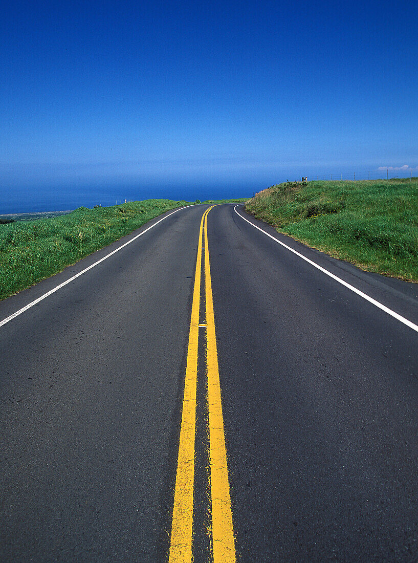 USA, Hawaii, Big Island, Empty road near sea coast