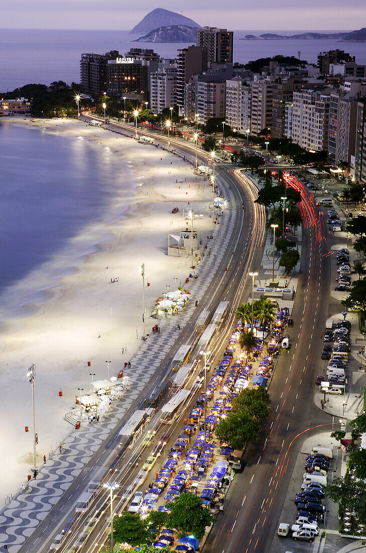 Brasilien, Rio de Janeiro, Copacabana Avenida Atlantica und Copacabana-Strand bei Nacht