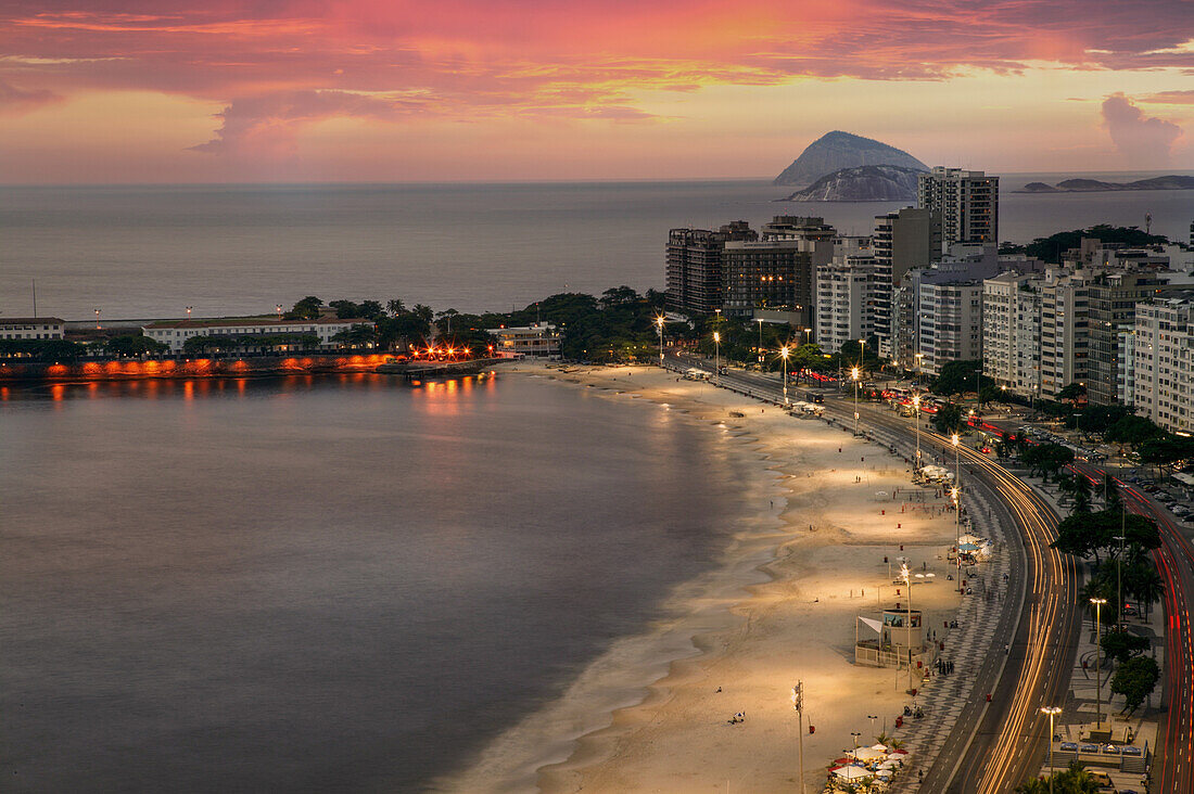Brasilien, Rio de Janeiro, Copacabana Avenida Atlantica und Copacabana-Strand bei Sonnenuntergang