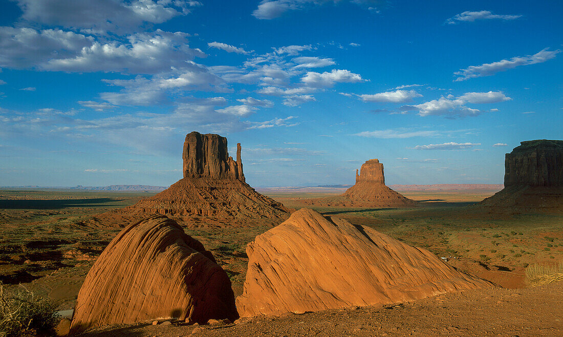 Arizona, Monument Valley Tribal Park, West and East Mitten Buttes in Monument Valley