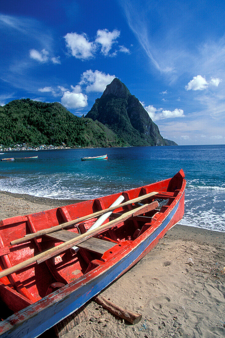Santa Lucia, Karibik, traditionelles Fischerboot am karibischen Strand