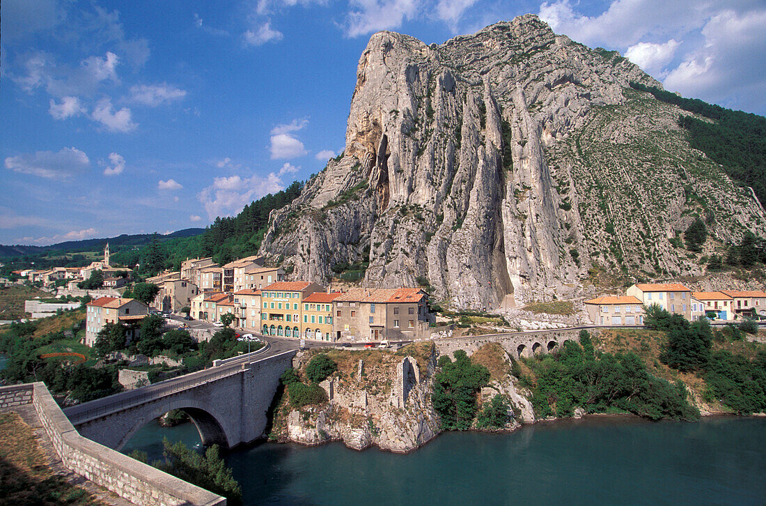 Frankreich, Provence, Sisteron, Berg Rocher de la Baume mit Dorf in der Nähe des Flusses Durance
