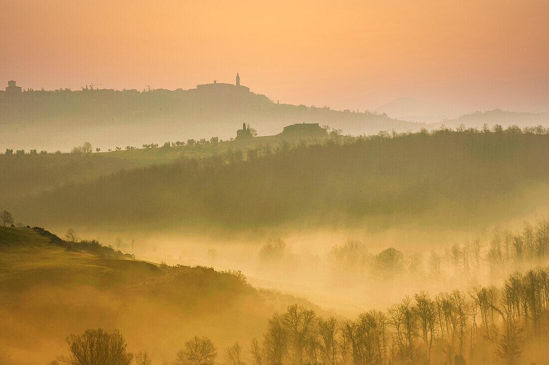 Italien, Toskana, Val D'Orcia, Pienza, Hügel bei Sonnenaufgang mit Nebel bedeckt