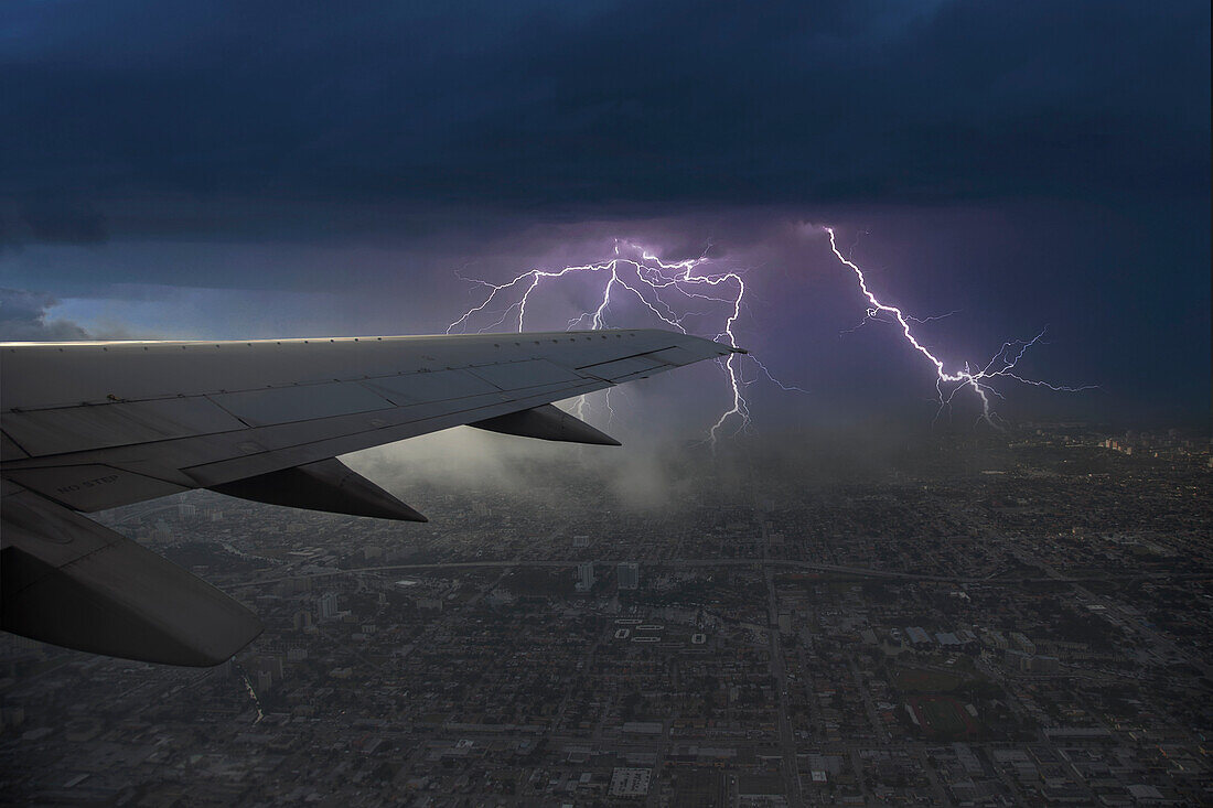 USA, New York, New York, Gewitter und Blitz vom Flugzeug aus gesehen