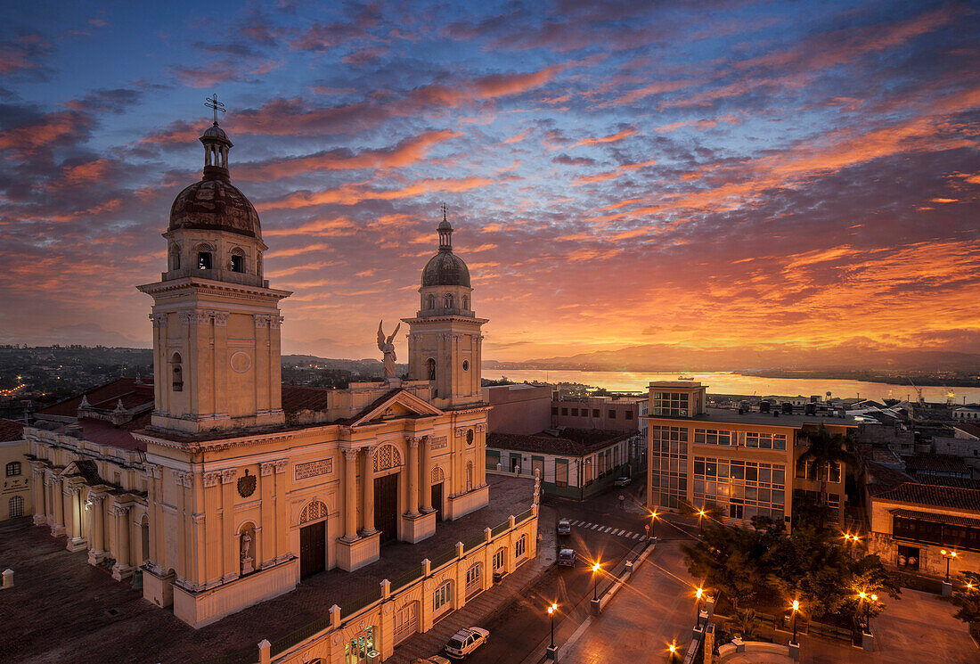 Kuba, Santiago de Cuba, Kathedrale gegen den Sonnenunterganghimmel