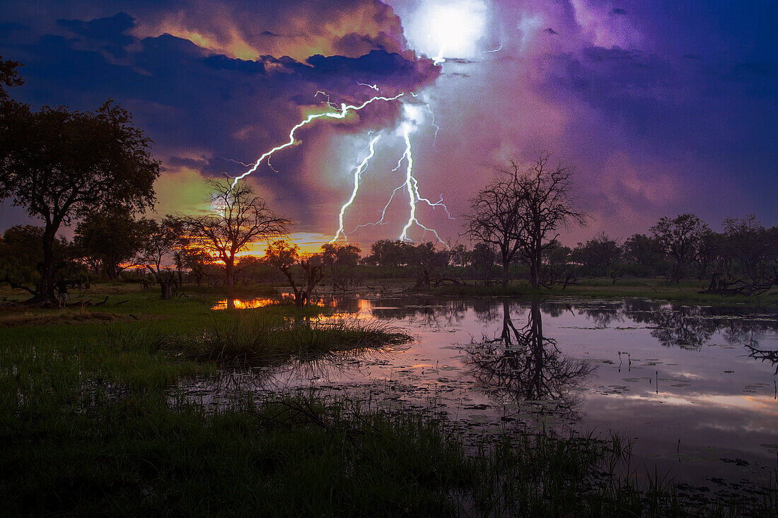 Botswana, Okavango Delta, Gewitter über Sumpf