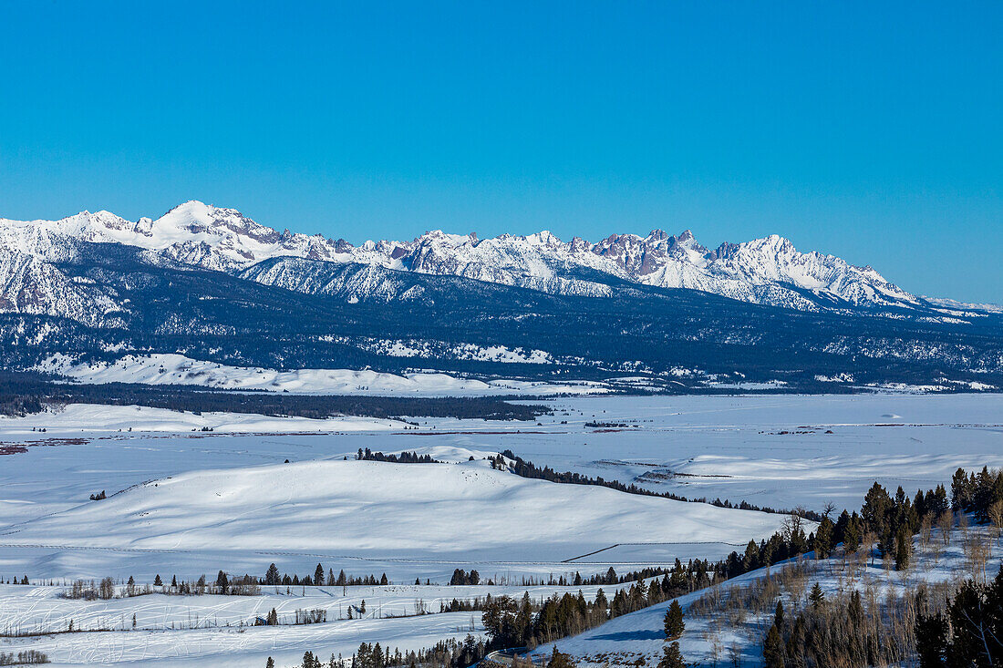 USA, Idaho, Sun Valley, Blick vom Aussichtspunkt des Galena Summit auf das Stanley Basin und die Sawtooth Mountains