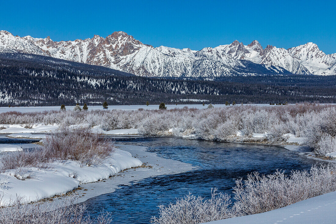 USA, Idaho, Stanley, Salmon River und Sawtooth Mountains im Winter