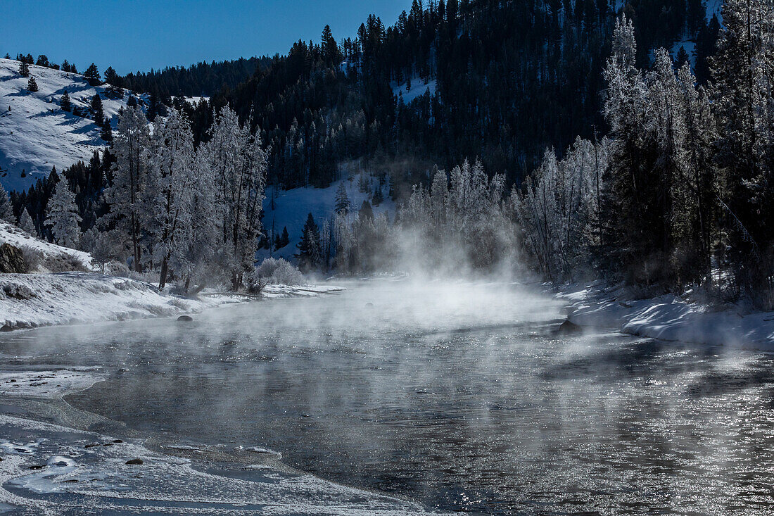 USA, Idaho, Stanley, Salmon River im Winter