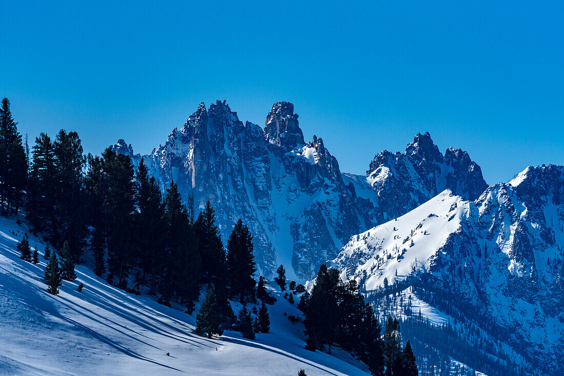 USA, Idaho, Stanley, Sawtooth Mountains with snow