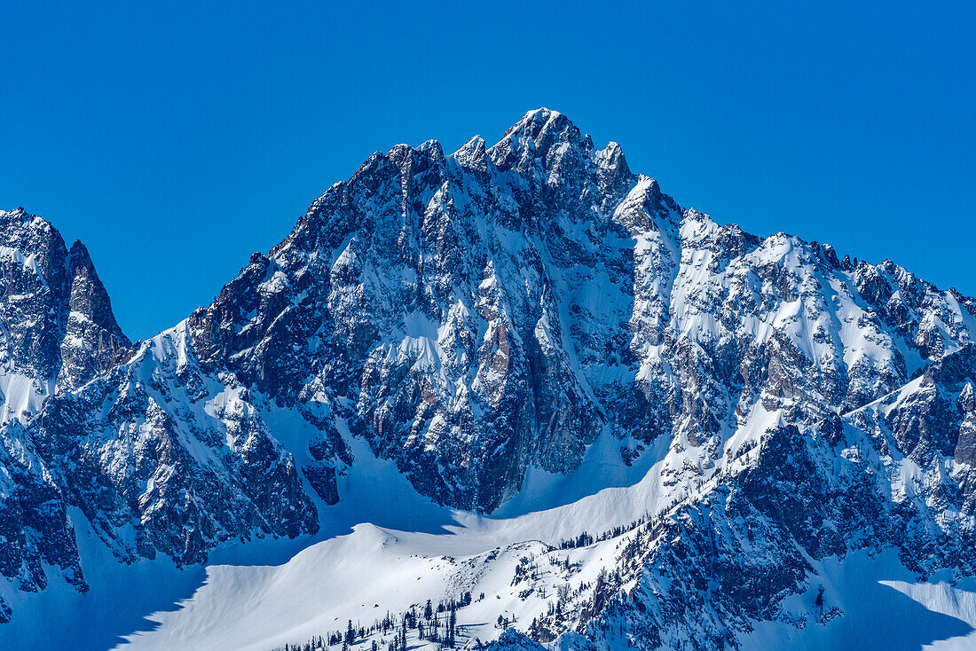 USA, Idaho, Stanley, Sawtooth Mountains with snow