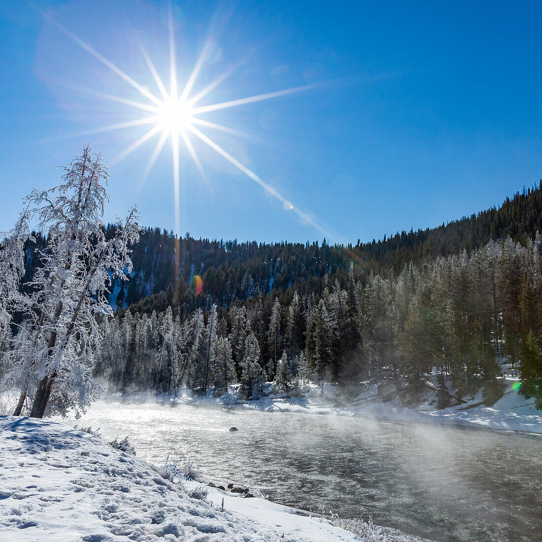 USA, Idaho, Stanley, Salmon River im Winter