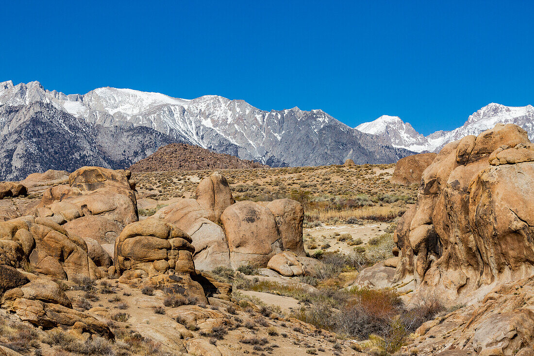 USA, Kalifornien, Lone Pine, Alabama Hills Felsformationen und schneebedeckten Mount Whitney in den Bergen der Sierra Nevada