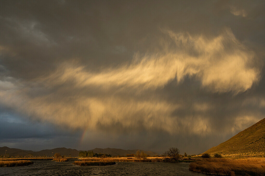Usa, Idaho, Picabo, Gewitterwolken über Landschaft bei Sonnenuntergang