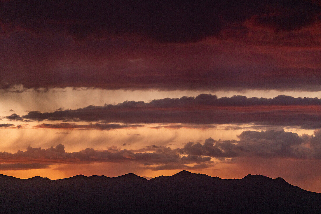Usa, Idaho, Bellevue, Gewitterwolken über den Bergen bei Sonnenuntergang