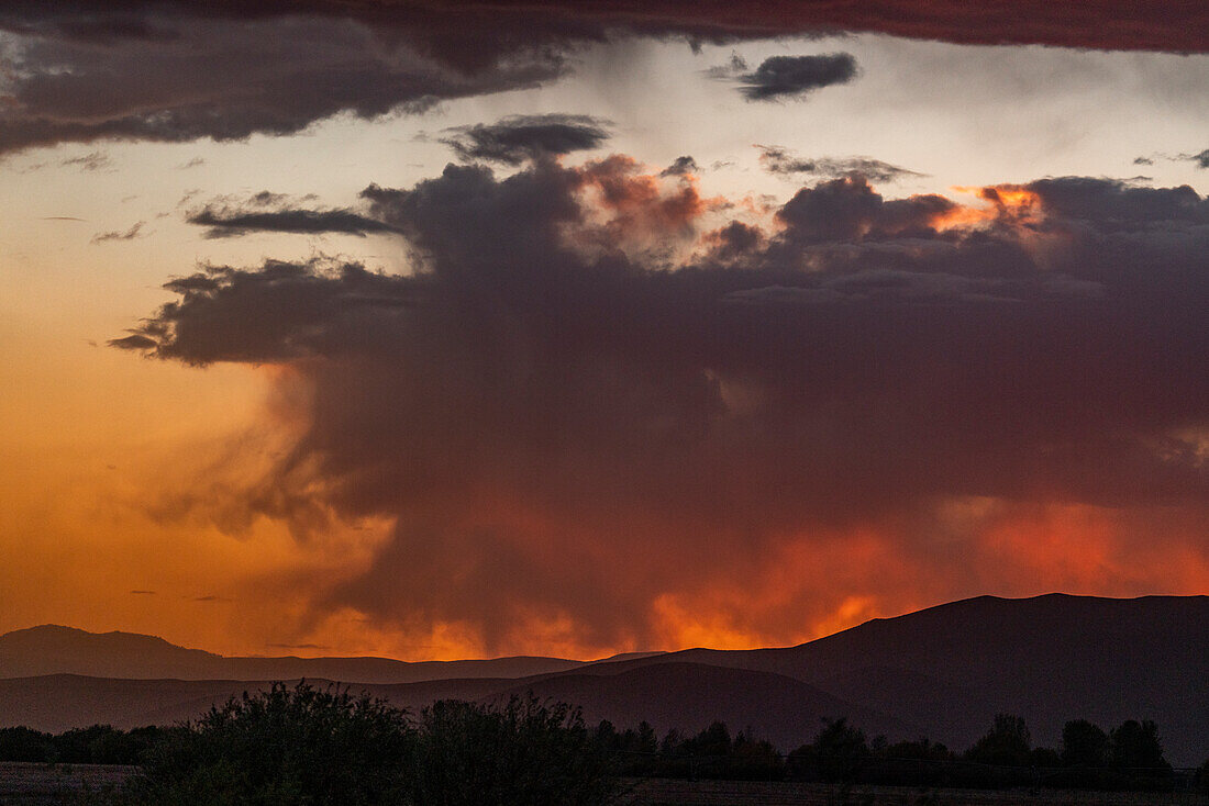 Usa, Idaho, Bellevue, Gewitterwolken über Landschaft bei Sonnenuntergang