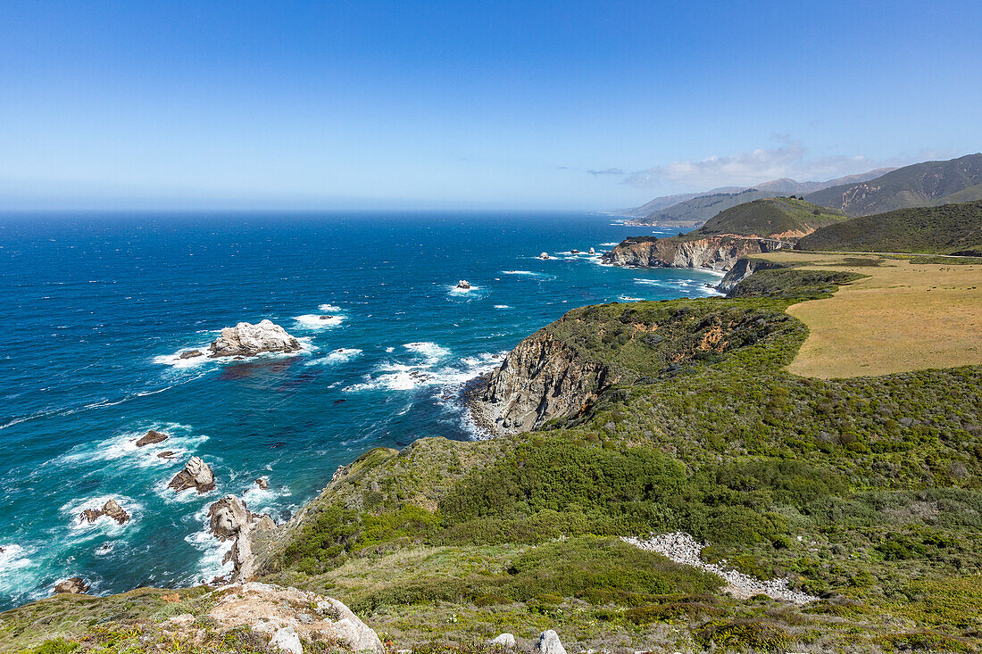 USA, Kalifornien, Big Sur, Pazifische Ozeanküste mit Klippen