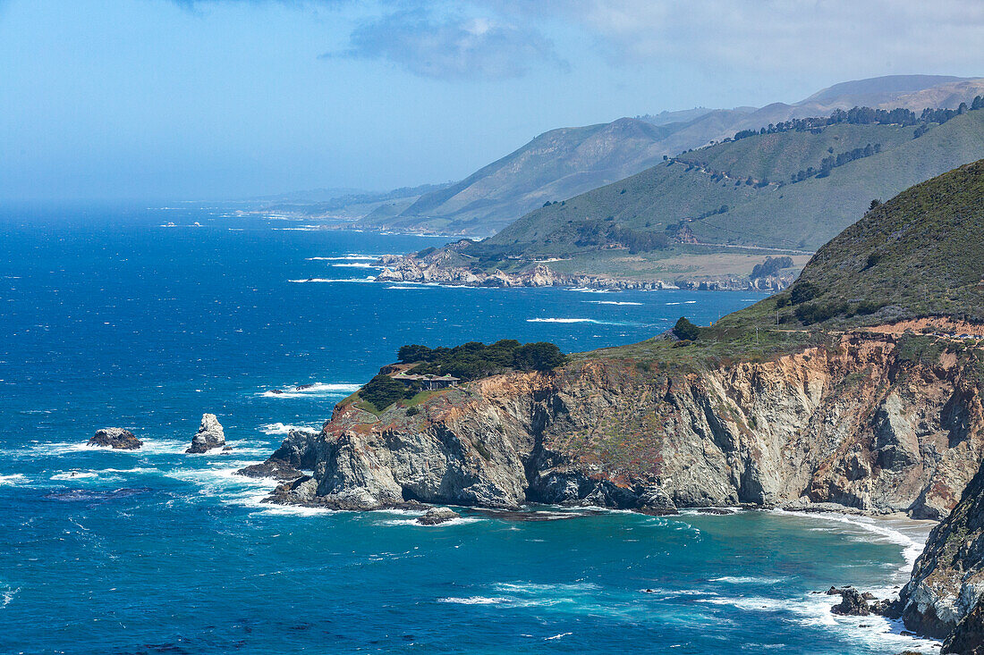 Usa, Kalifornien, Big Sur, Pazifische Ozeanküste mit felsigen Klippen