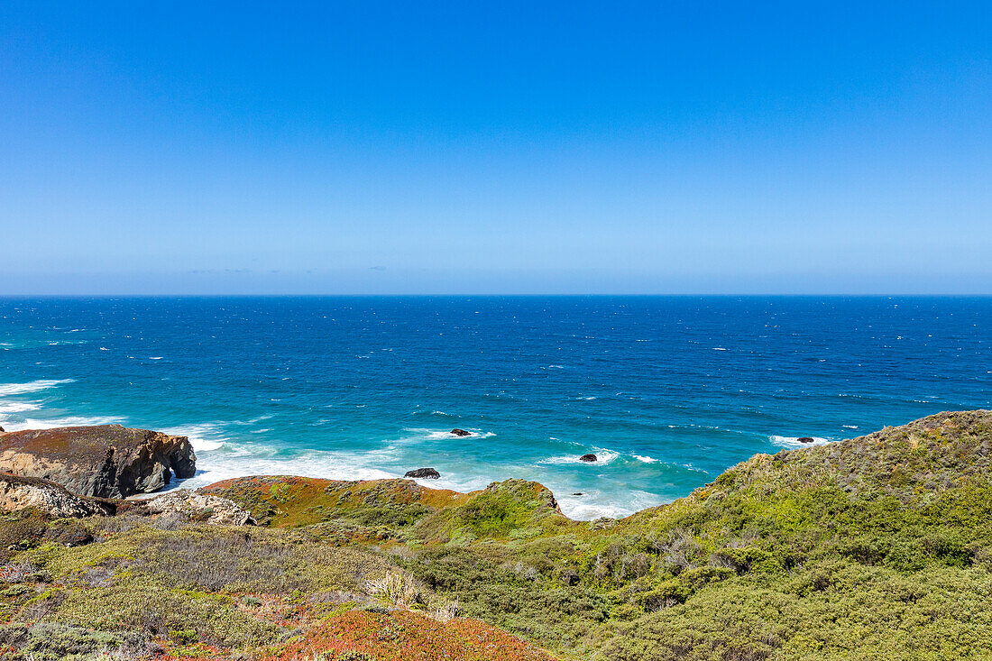 USA, Kalifornien, Big Sur, Pazifische Ozeanküste mit Klippen