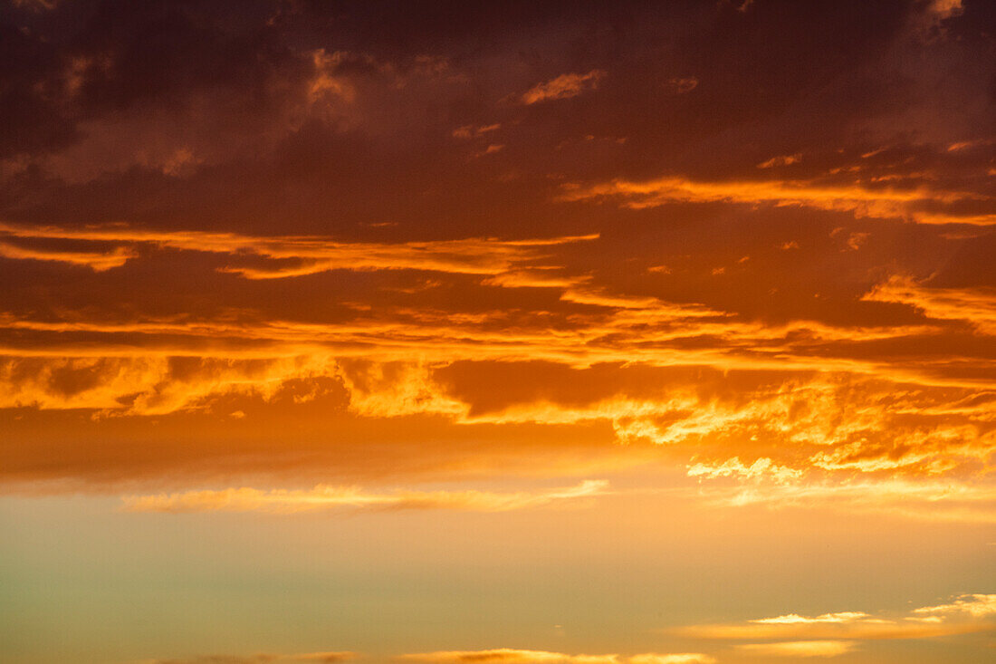 Bewölkter Himmel bei Sonnenuntergang