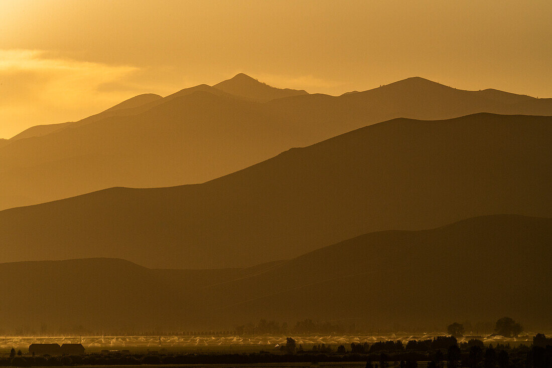 USA, Idaho, Bellevue, Silhouetten der Berge bei Sonnenuntergang