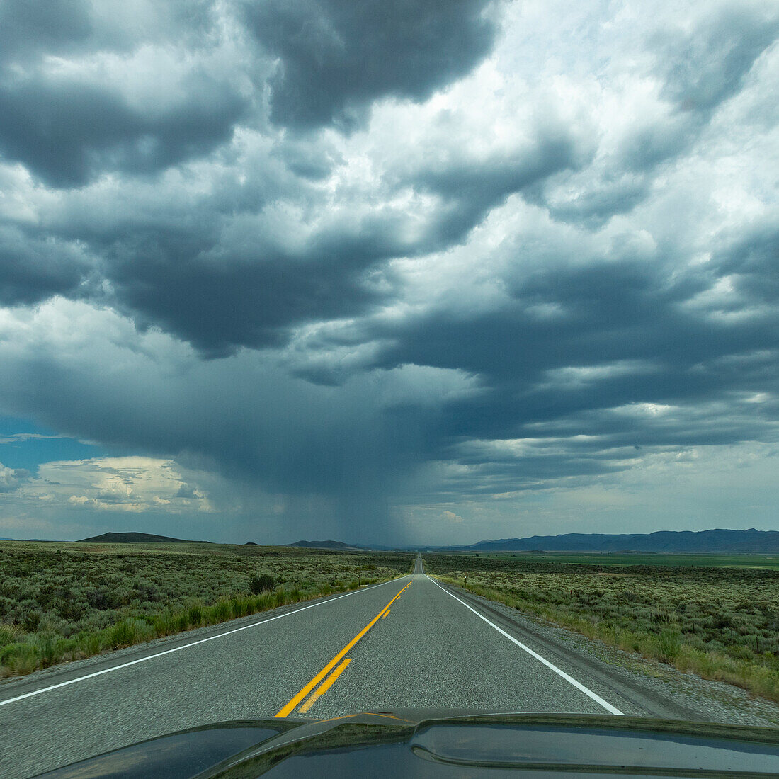 USA, Idaho, Fairfield, Highway unter Gewitterhimmel