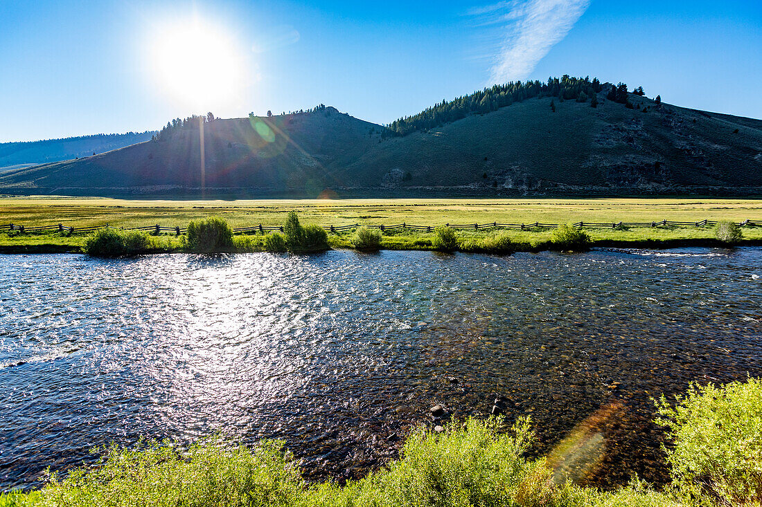 USA, Idaho, Stanley, am frühen Morgen spiegelt sich die Sonne im Salmon River