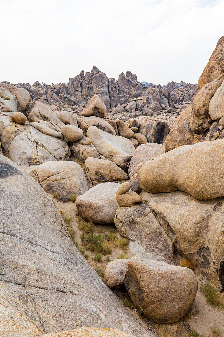 USA, California, Lone Pine, Rock Formations in Alabama Hills in Sierra Nevada Mountains