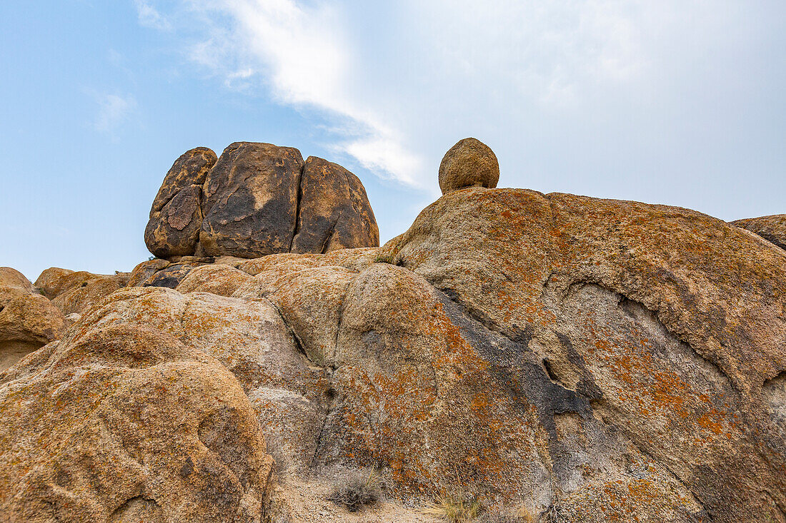 USA, California, Lone Pine, Rock Formations in Alabama Hills in Sierra Nevada Mountains