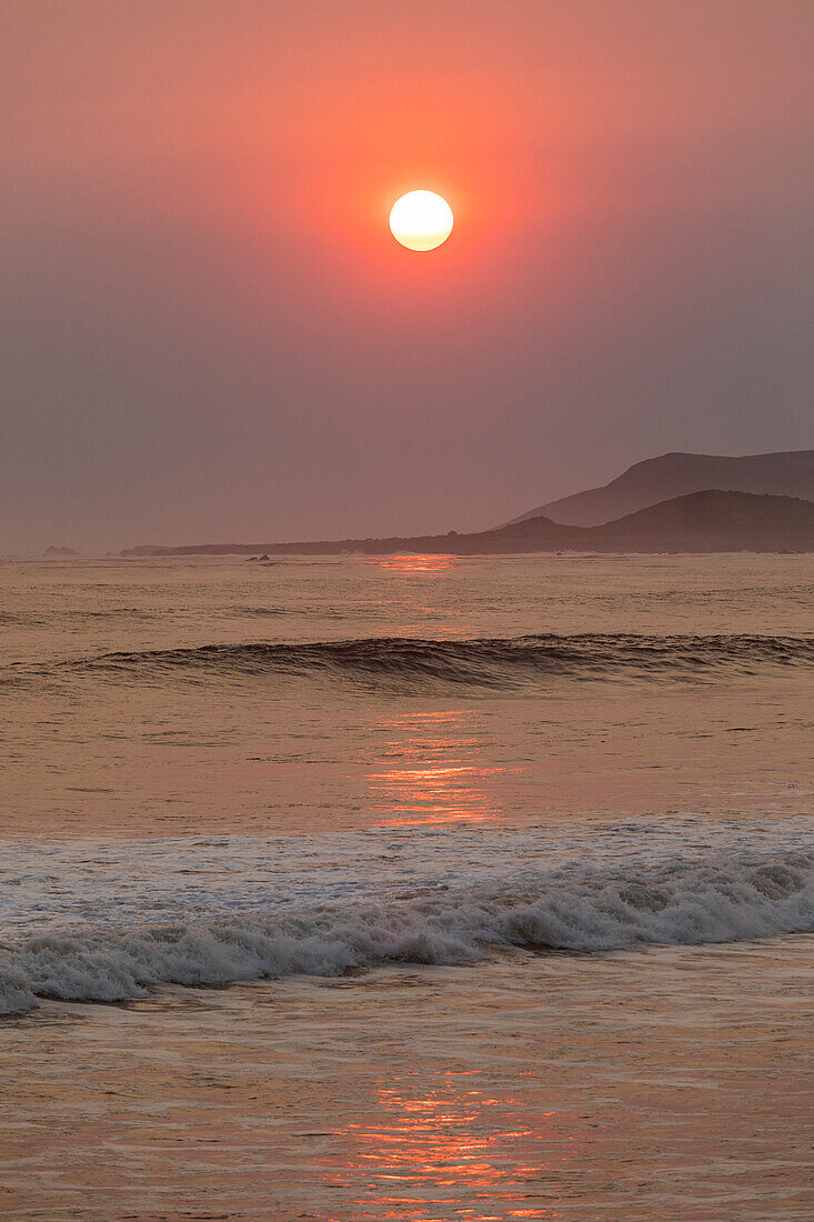 USA, California, Cayucos, Beach at sunset