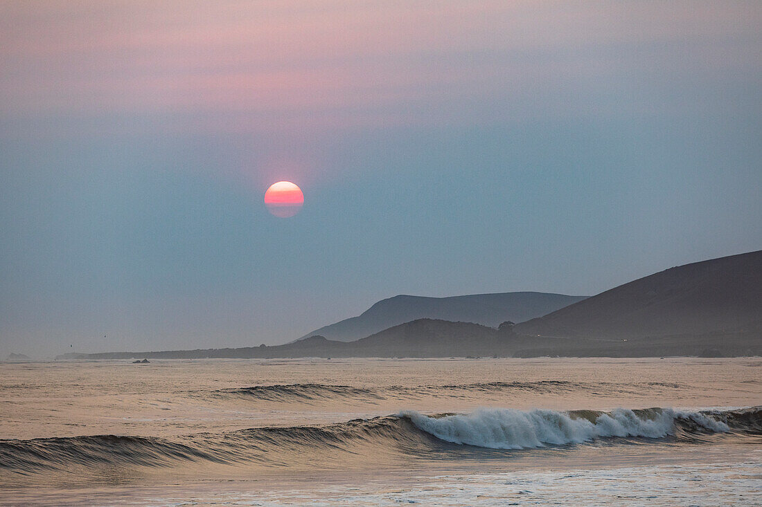 USA, California, Cayucos, Beach at sunset