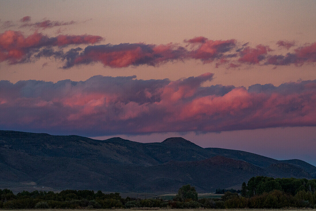 USA, Idaho, Bellevue, rosa Wolken über Ausläufern in der Nähe von Sun Valley