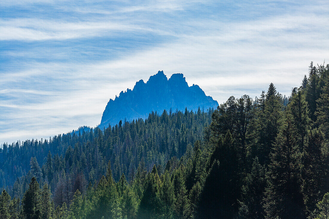 USA, Idaho, Stanley, Silhouette des Mt. Heyburn in den Sawtooth Mountains in der Nähe von Sun Valley