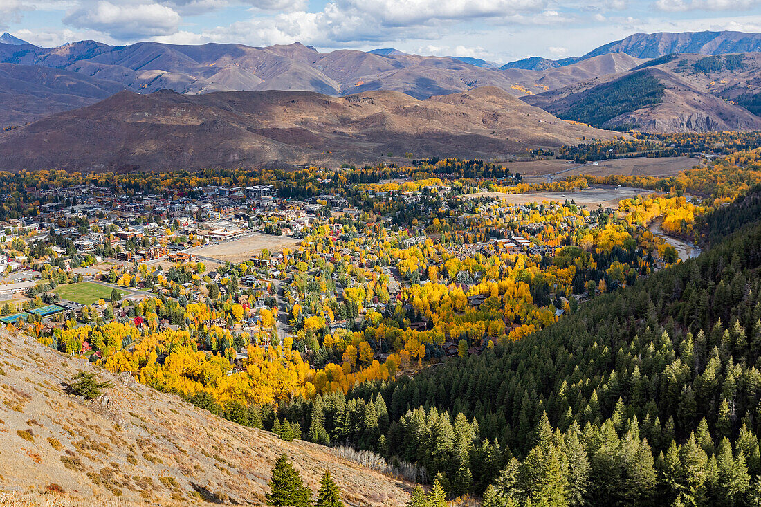 USA, Idaho, Ketchum, Stadt im Tal im Herbst, gesehen vom kahlen Berg