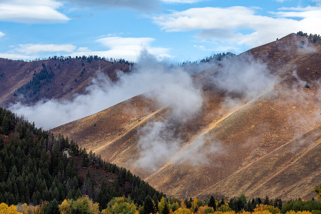 USA, Idaho, Ketchum, weiche Wolken hängen über den Hügeln