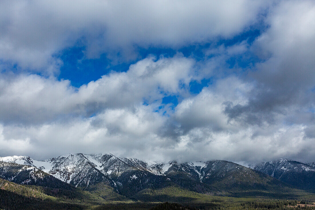 USA, Idaho, Ketchum, Clouds over snowcapped Boulder Mountains