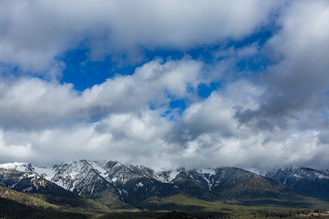 USA, Idaho, Ketchum, Wolken über schneebedeckten Boulder Mountains