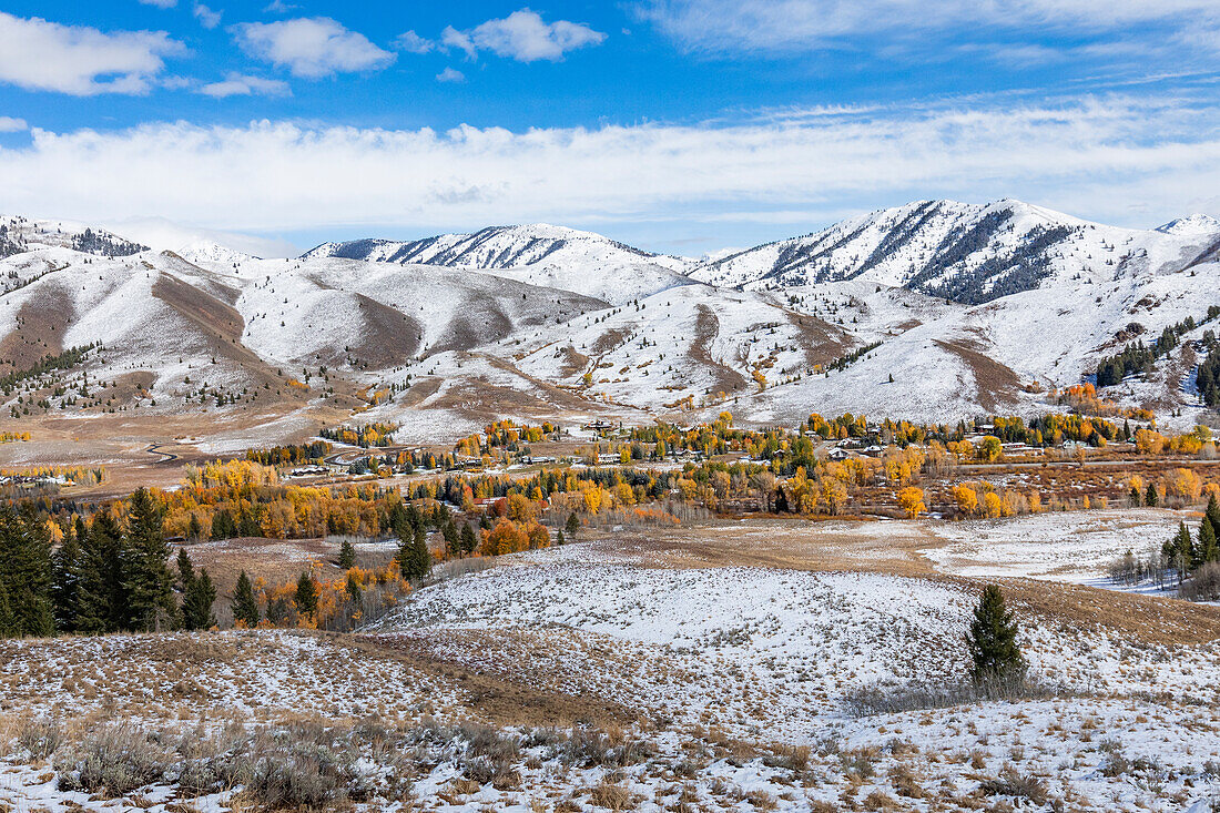 USA, Idaho, Ketchum, Herbstlaub in den Bergen in der Nähe von Sun Valley