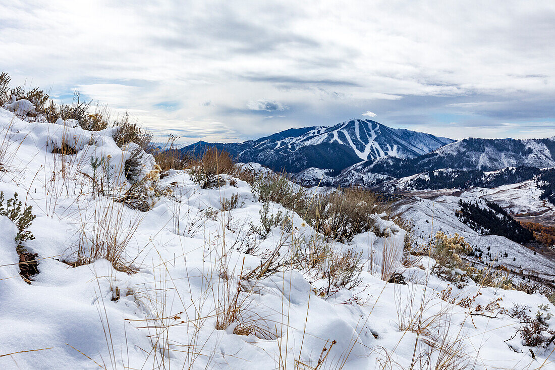 USA, Idaho, Ketchum, schneebedeckte Hügel mit Bald Mountain im Hintergrund