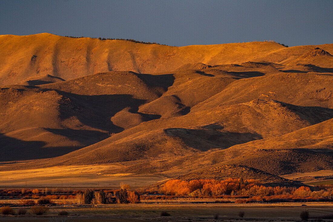 USA, Idaho, Bellevue, ländliche Landschaft und Ausläufer in der Abenddämmerung