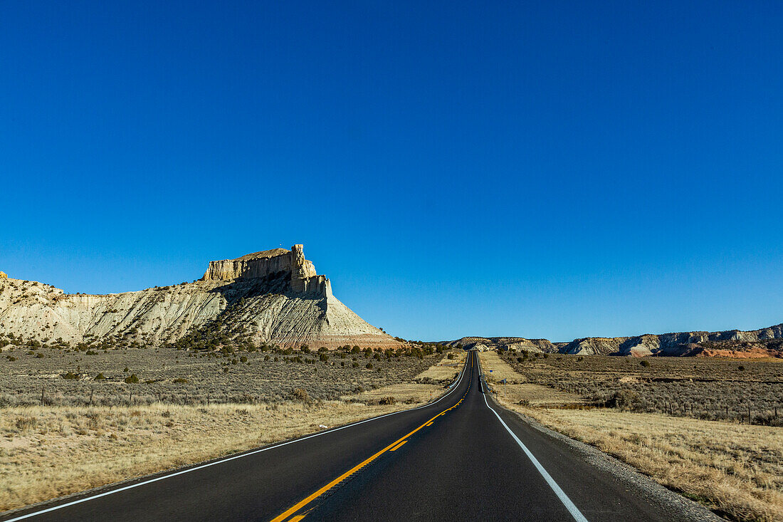 Vereinigte Staaten, Utah, Escalante, leere Autobahn in der Wüste