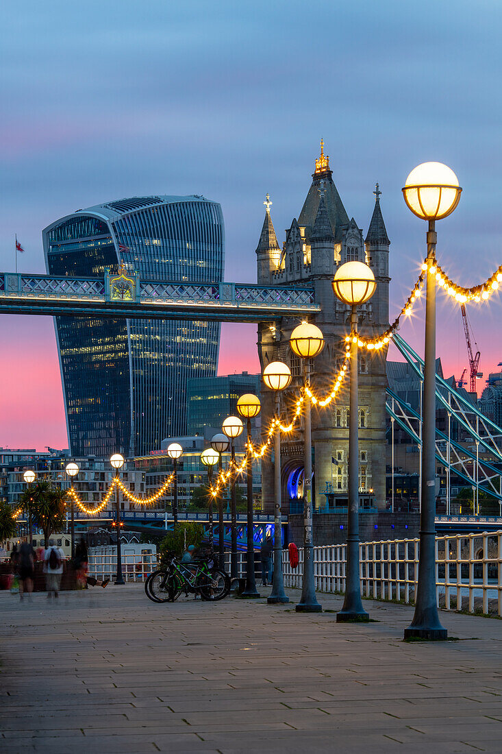 Tower Bridge und das Walkie-Talkie-Gebäude (20 Fenchurch Street) bei Sonnenuntergang, von Shad Thames, London, England, Vereinigtes Königreich