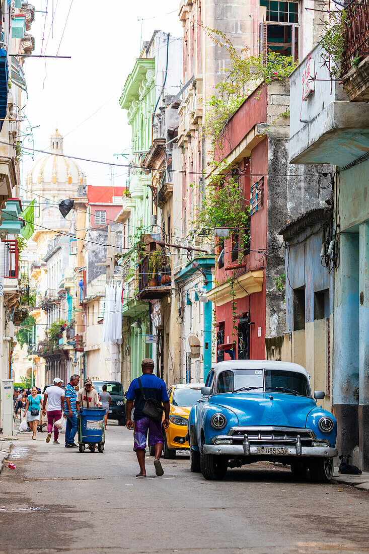 Blaue amerikanische Oldtimer auf belebten Straße, Havanna, Kuba, Karibik, Mittelamerika